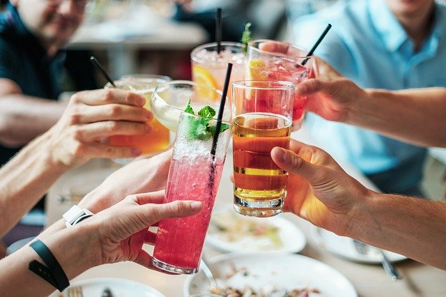 Cocktails-Freunde-trinken
