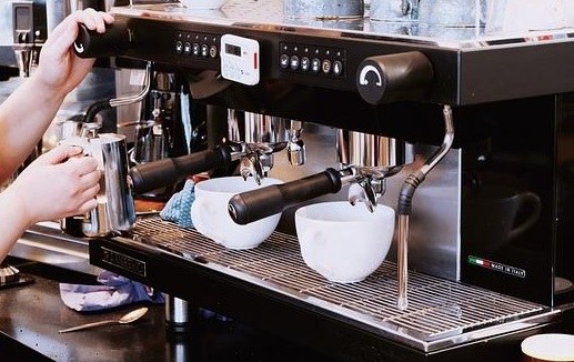 gastro-espressomaschine-zwei-gruppen-druckknopf-system